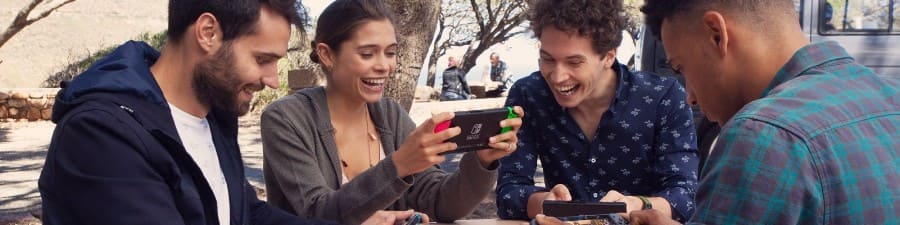 Personas jugando con la Switch